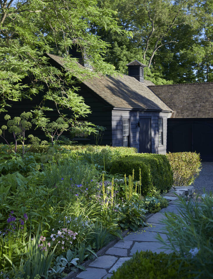 a path lined with stone pavers leads to deborah&#8\2\17;s weaving studio. p 34