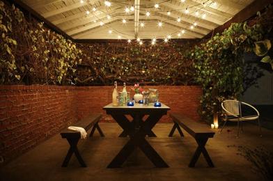 https://www.gardenista.com/ezoimgfmt/media.gardenista.com/wp-content/uploads/2015/04/fields/Outdoor-Dining-at-night-from-SIMO-Design-Gardenista-733x488.jpg?ezimgfmt=rs:392x261/rscb9/ng:webp/ngcb8