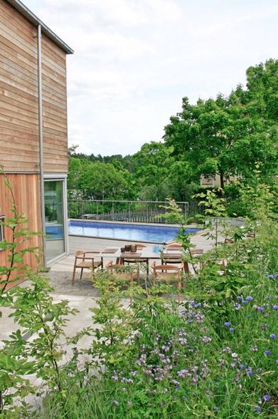 https://www.gardenista.com/ezoimgfmt/media.gardenista.com/wp-content/uploads/2018/04/new-nordic-gardens-book-swimming-pool-annika-zetterman-733x1100.jpg?ezimgfmt=rs:392x588/rscb9/ngcb8/notWebP