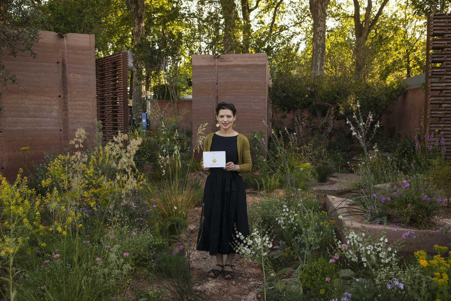 Chelsea Flower Show 2018: A Behind-the-Scenes Look at Designer Sarah Price's Mediterranean Garden - Gardenista