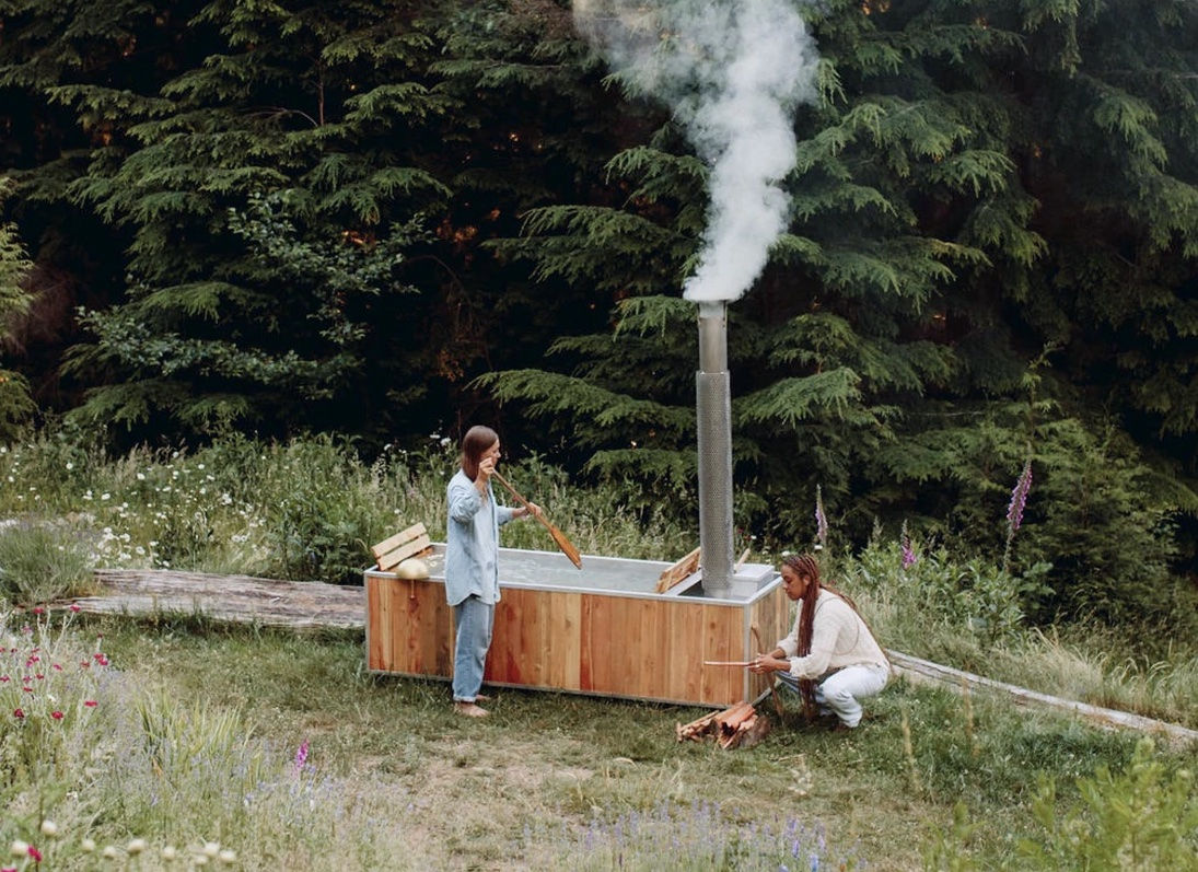 Taking the Plunge: Design-Forward, Wood-Fired Soaking Tubs from Goodland - Gardenista