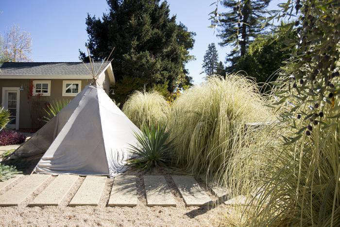 Garden Visit: A 1950s Ranch-Style House Goes Modern in Northern California - Gardenista