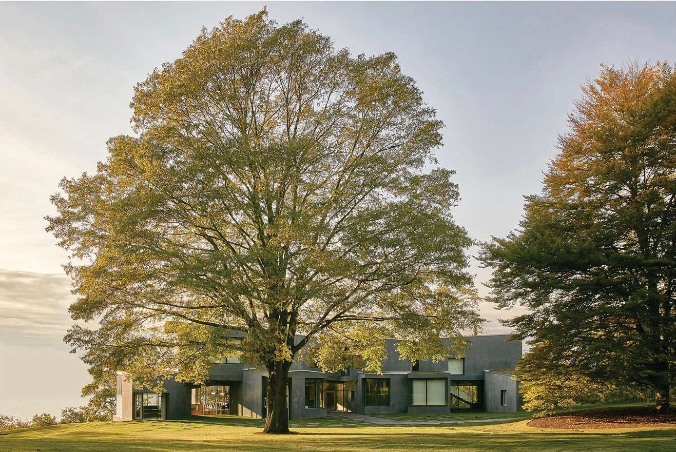 The Talk of the Town: A Restrained Landscape for a Modernist Estate in Hastings-on-Hudson - Gardenista