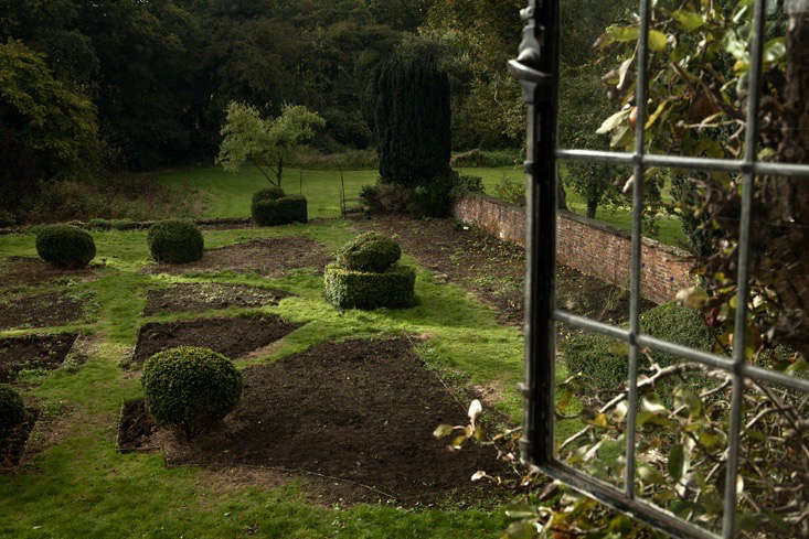 Rehab Diary, Part 3: Uncovering the Past in Nancy Lancaster's Garden at Wilderness House - Gardenista