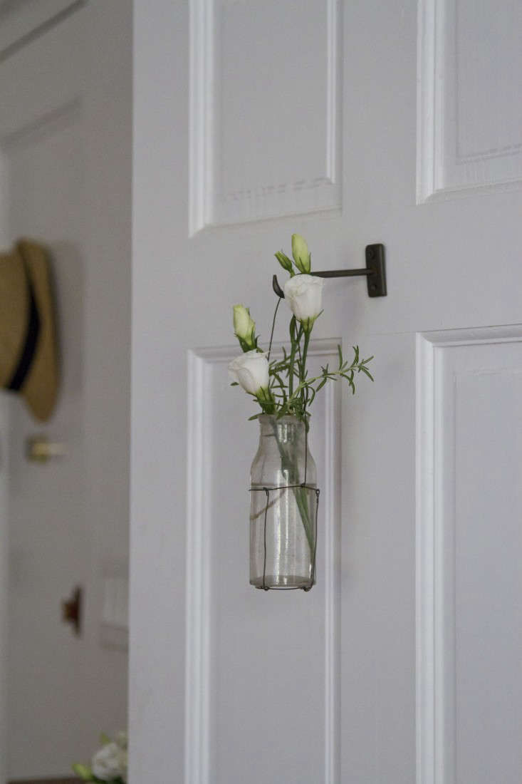 Small Space DIY: Black Wire Hanging Vase - Gardenista