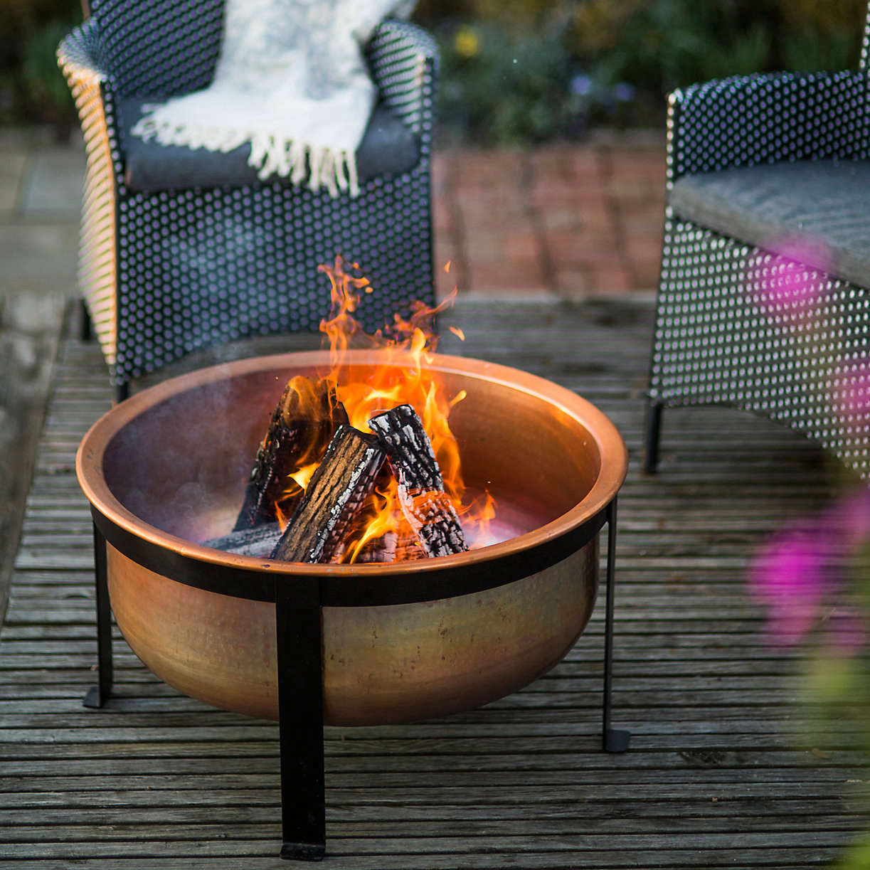 In the Outdoor Room, One Piece Makes All the Difference - Gardenista