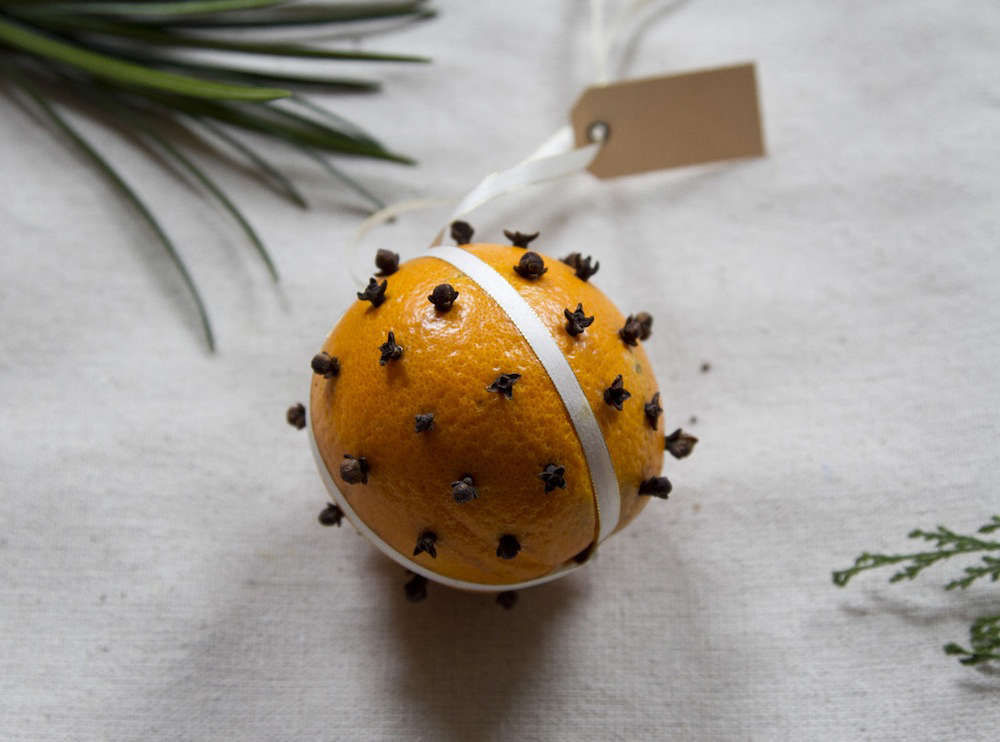 DIY Gift: Orange and Clove Pomander - Gardenista