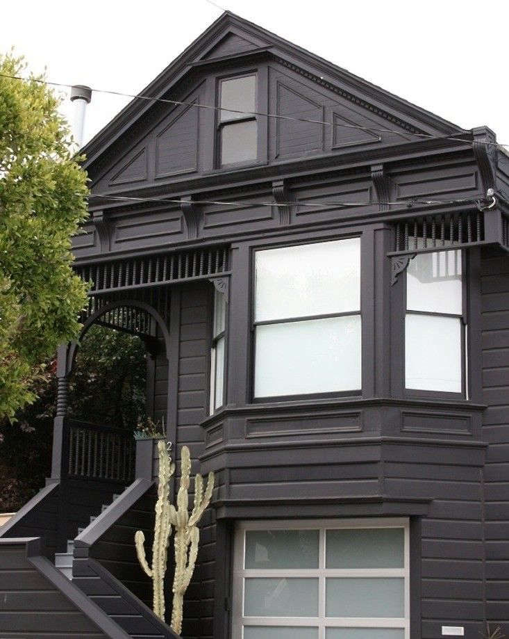 Black Houses: The Pros and Cons of a Dark Painted Facade - Gardenista