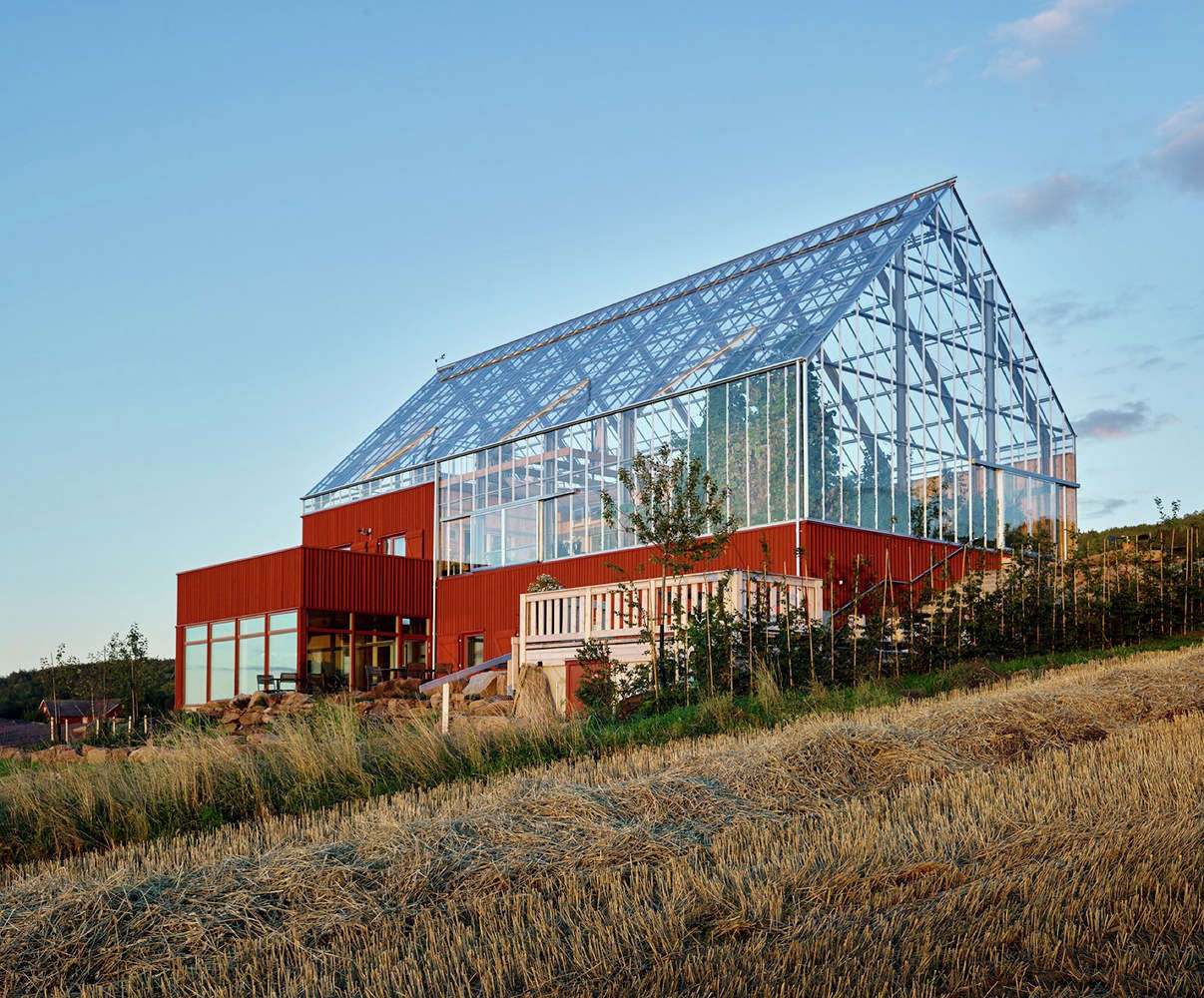 In Sweden, a Self-Sustaining Farmhouse for Year Round Growing - Gardenista