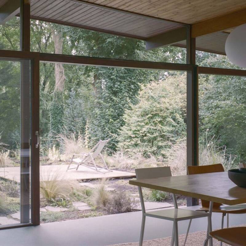 https://www.gardenista.com/wp-content/uploads/2023/10/mamout-architects-renovation-kelleveld-dining2-crop-800x800.jpg?ezimgfmt=rs:392x417/rscb9/ngcb8/notWebP