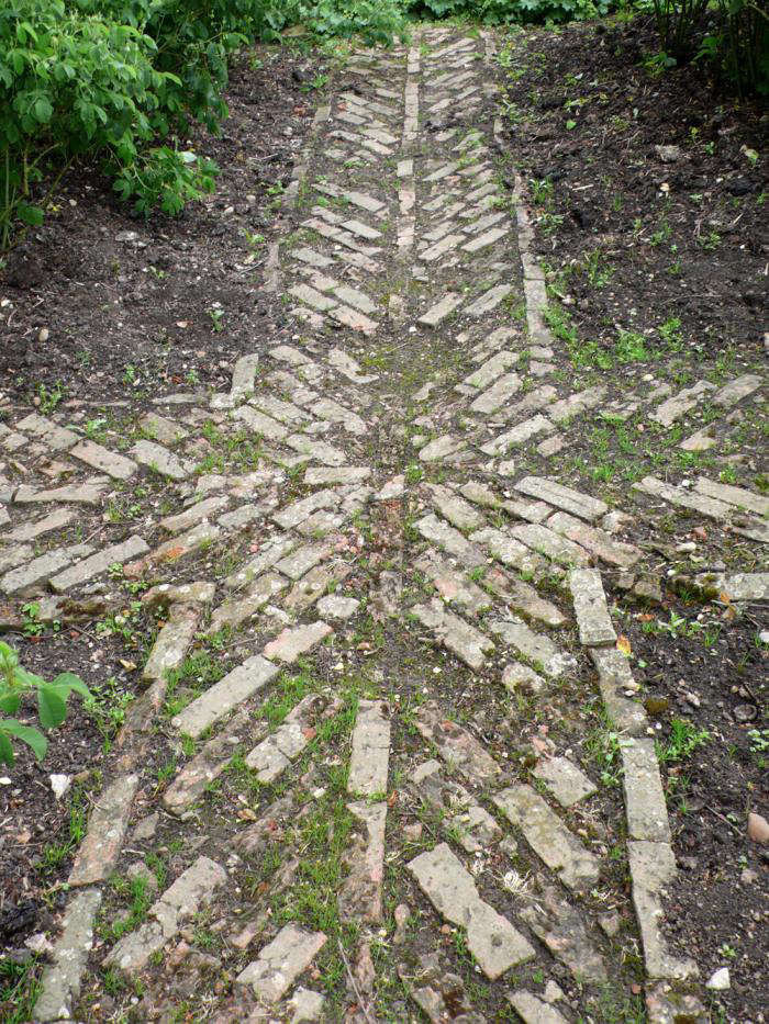 5Favorites:RamblingPathsandUnevenPavers-Gardenista