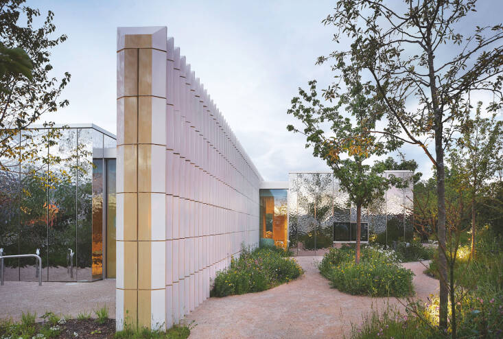 Sarah Price’s Maggie’s Centre Garden is located at a cancer center in Southampton, Hampshire. Photograph courtesy by Hufton+Crow, courtesy of Maggie&#8\2\17;s Centre, from The English Gardener&#8\2\17;s Garden.