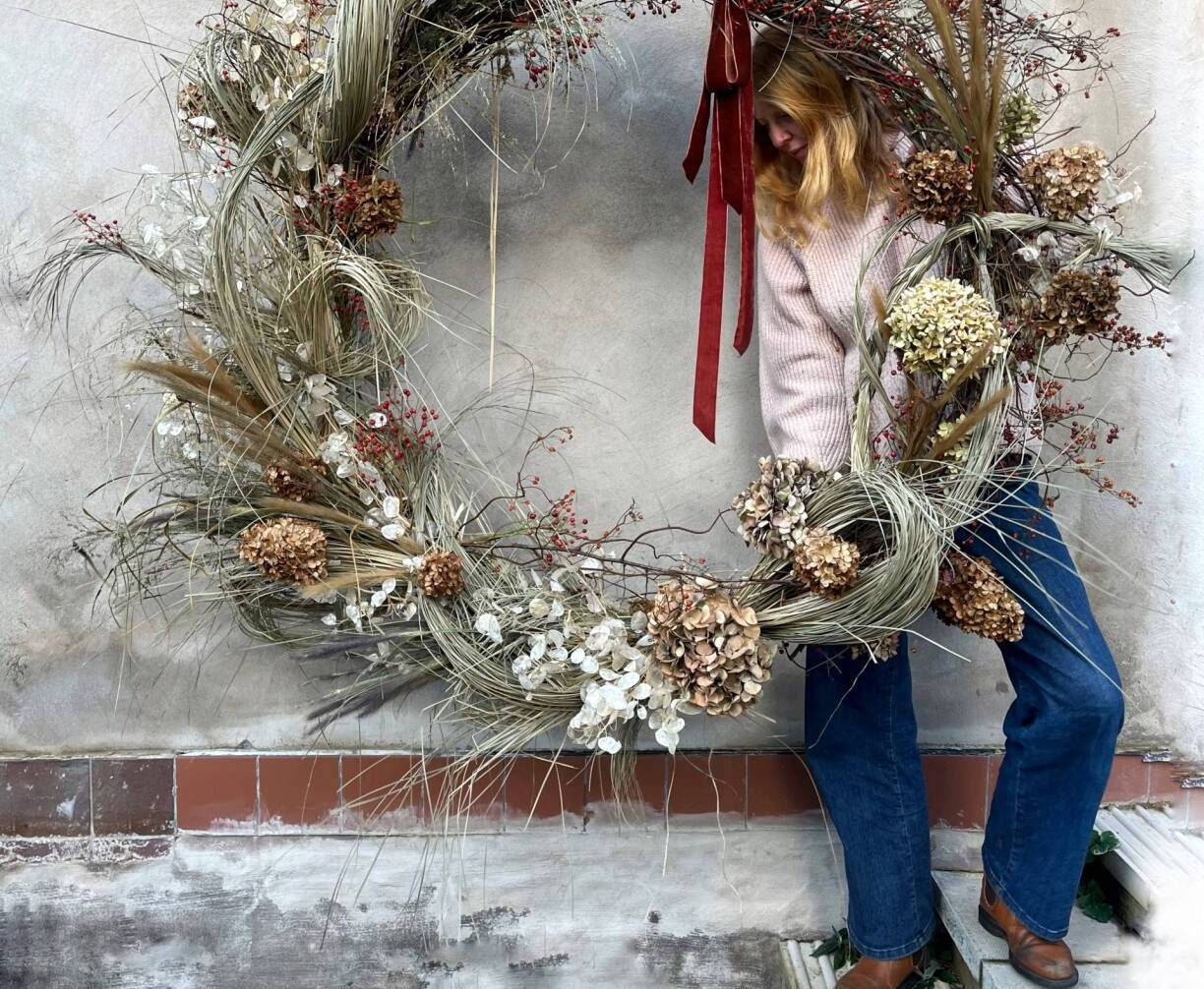 WreathsDesignedwithGrassesandDriedFlowers:ANewHolidayTrend