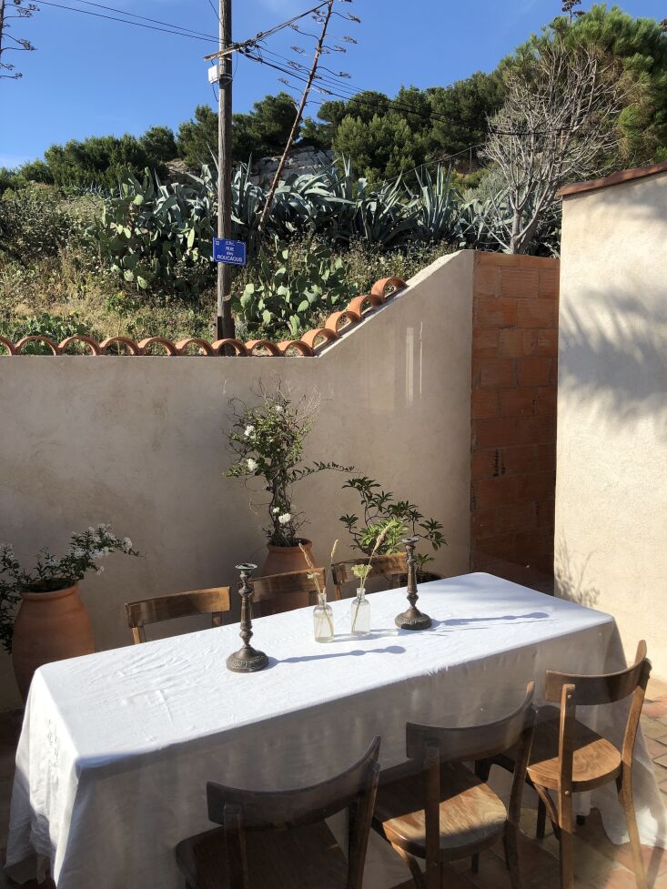 The perfect simple setup for dining en plein air. Photograph courtesy of Olivier Amsellem/Jogging, from Equal Parts Humble and Chic: A Seaside Romantic Ruin for Rent in Marseille.