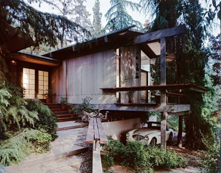 Lavenant House, Pasadena, 1953. Architect: Smith & Williams. Landscape Architect: Unknown. Photograph by Julius Shulman.