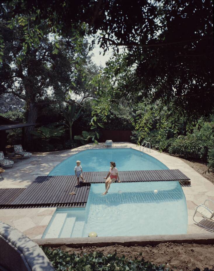 Pool, Pasadena, \1955. Architect: Hester & Davis. Landscape Architect: Unknown. Photograph by Julius Shulman.