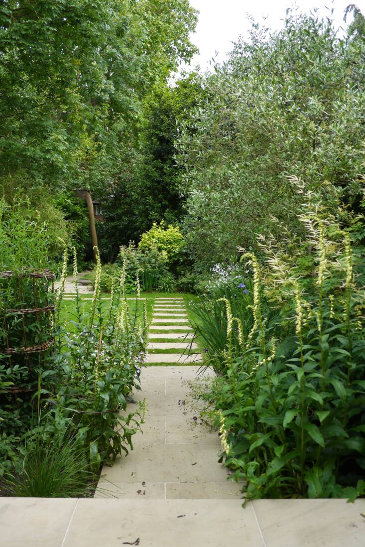 The pavers walk the visitor from the first &#8\2\20;room&#8\2\2\1;, a sunlit dining terrace to the transitional, central &#8\2\20;room&#8\2\2\1; by way of more Sawn York pavers.