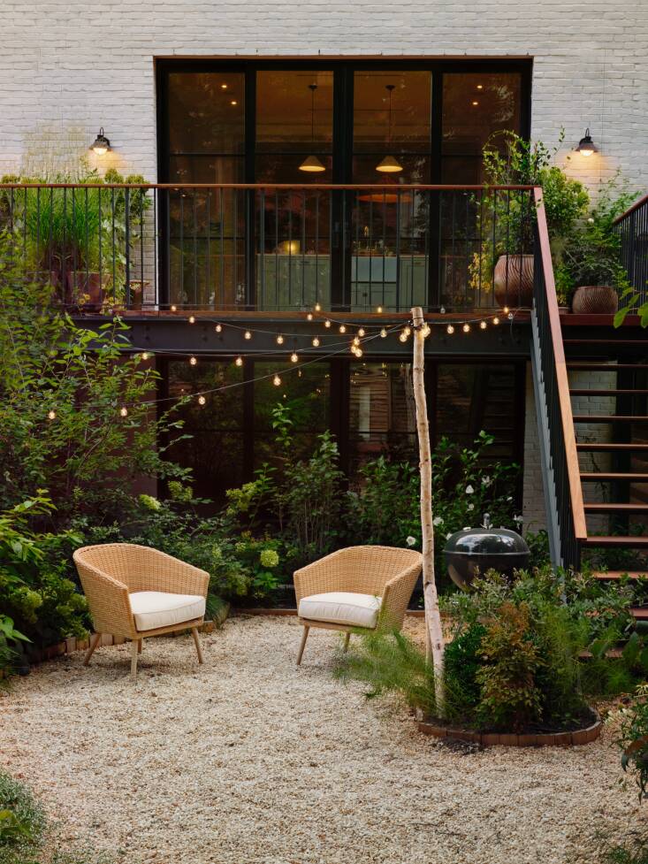 A new steel deck extends from the townhouse’s kitchen and leads into the garden.