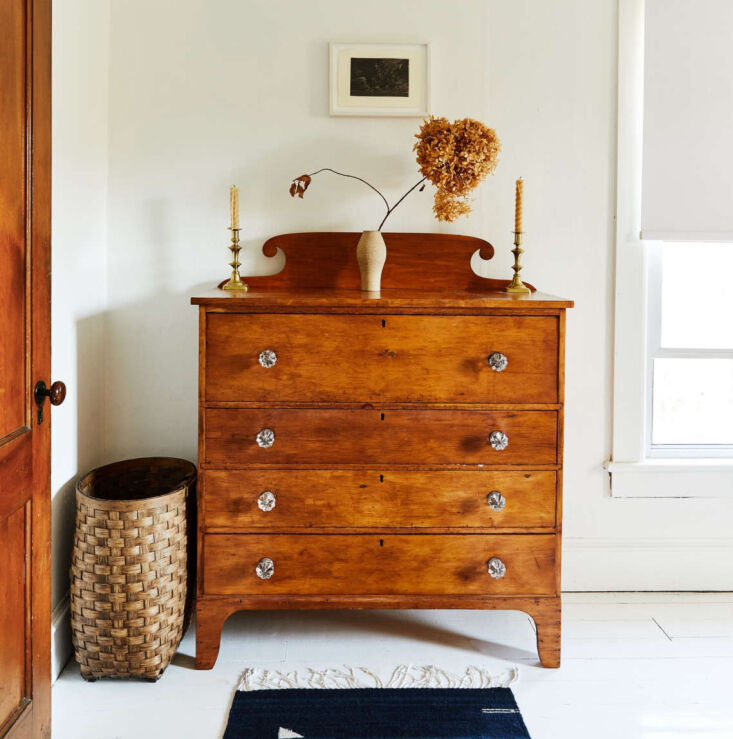 The key to a company-ready home is tidiness and serenity—and Lisa Przystup&#8\2\17;s upstate house has both in spades. Photograph by Christian Harder, courtesy of Rip & Tan, from Upstate Update: A Writer’s Warm, Lived-In Catskills Farmhouse.